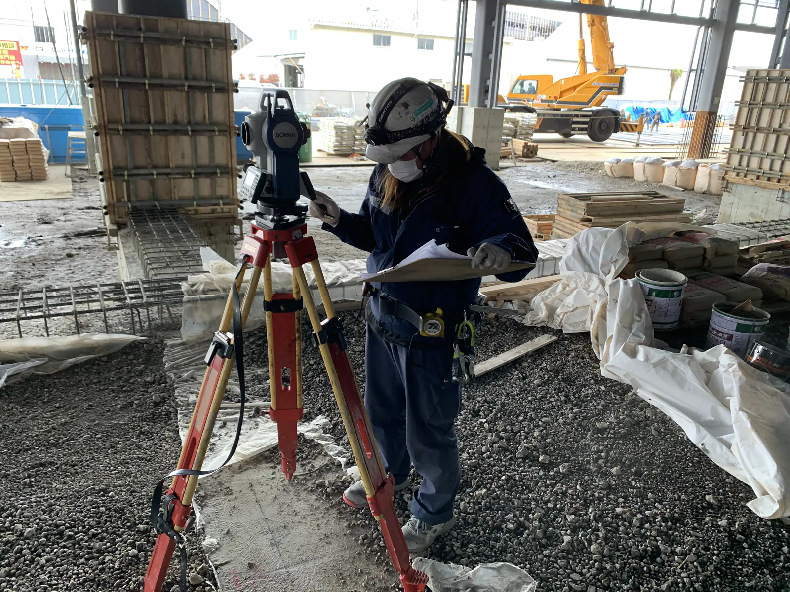 2人1組で行う現場での墨出し作業